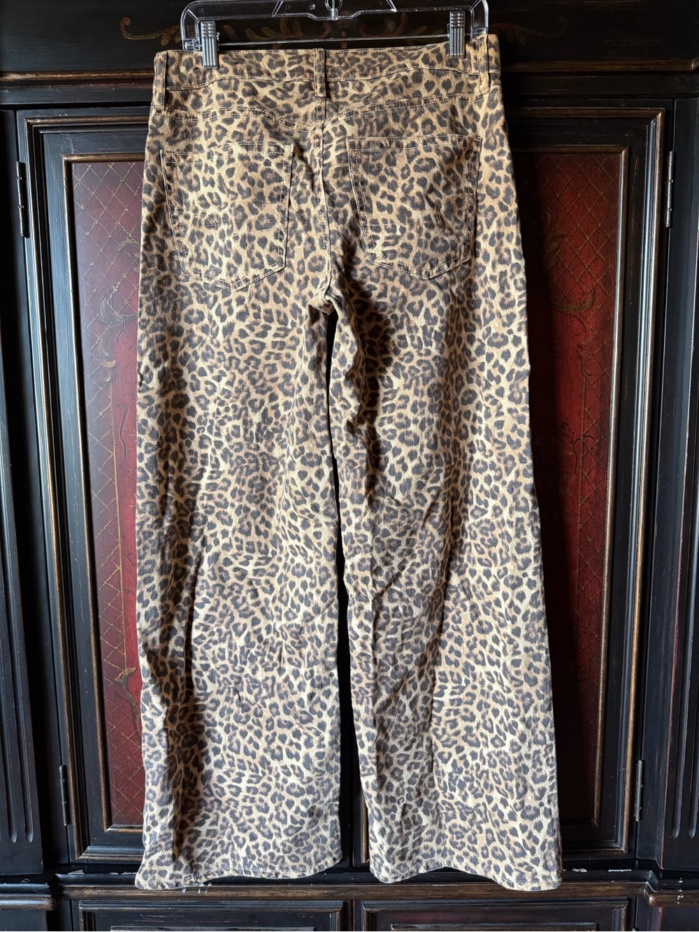 American Eagle Stretch Leopard Low-Rise Baggy Wide-Leg Pants - Picture 7 of 16